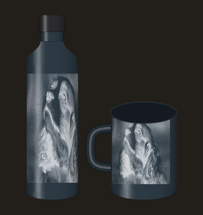 Mockup de uma garrafa e de uma caneca com a mesma foto gravada, gerado no editor da CNC Render